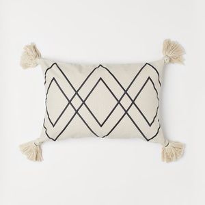 H&M Black and Cream 16x24 Tassel Pillow Cover ✨